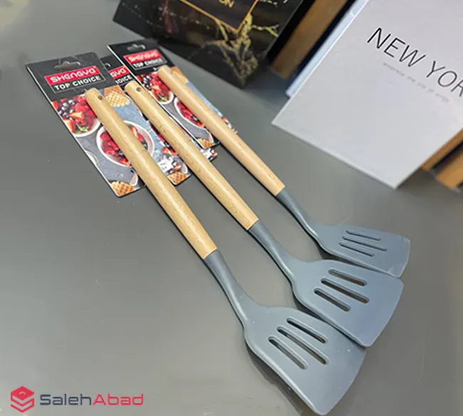 فروش عمده کفگیر شیار دار دسته چوبی شنگیا